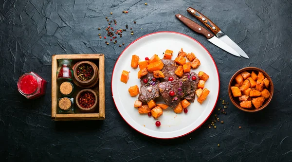 Μπριζόλες Μοσχαρίσιες Μαγειρεμένες Κομμάτια Κολοκύθας Κρέας Σάλτσα Cranberry — Φωτογραφία Αρχείου