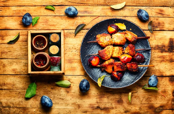 木製の串焼きにロースト肉 梅のソースでシャフリック ポークバーベキュー 素朴なスタイル — ストック写真