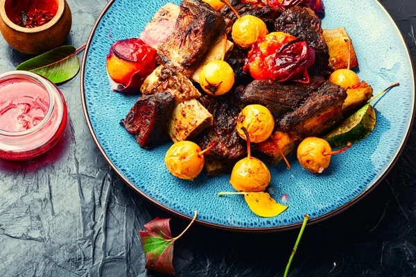 Rinderrippen Mit Knochen Und Fruchtsauce Würzige Fleischrippen Fruchtsauce — Stockfoto