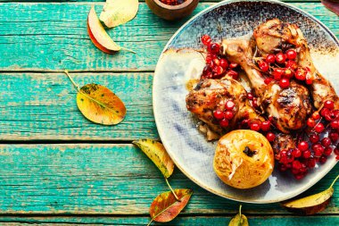 Çilek soslu tavuk budu. Kızarmış tavuk budu. Boşluğu kopyala.