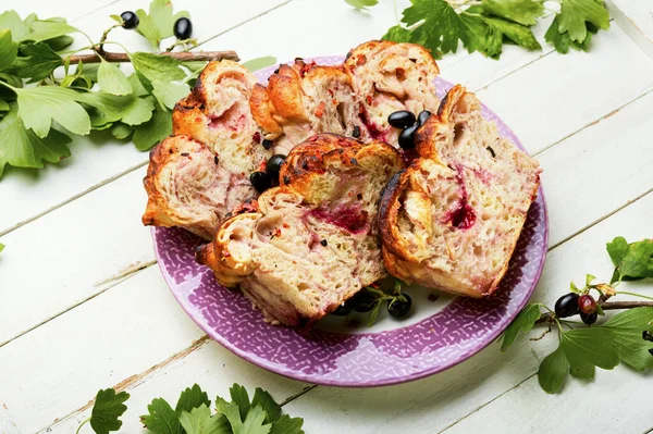 Sommerkuchen Mit Beeren Köstliche Hausgemachte Kuchen Mit Schwarzen Johannisbeeren — Stockfoto