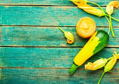 Tatlı tatlı kabak reçeli. Lezzetli sebze turşusu. Boşluğu kopyala.