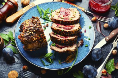 Sonbahar eriği ve fındıklı domuz rostosu ya da köfte.