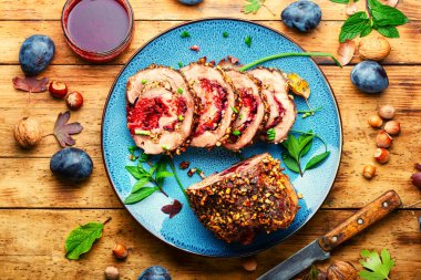 Sonbahar eriği ve fındıkla pişirilmiş domuz eti rulosu.