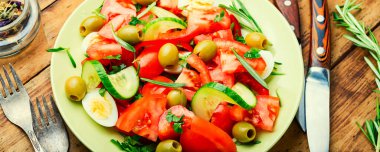 Domates, salatalık, zeytin ve yumurta salatası.