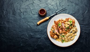 Mantar soslu hindi eti. Hindi şnitzeli. Mesaj için yer var.