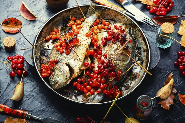 Pečené Celé Dorado Ryby Podzimními Viburnum Berryes Podzimní Recept — Stock fotografie