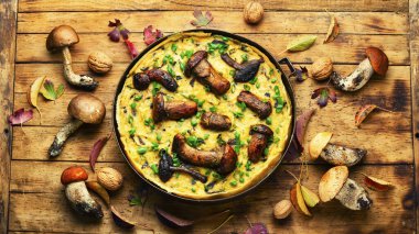 Kırsal ahşap masada orman mantarlı sonbahar turtası.