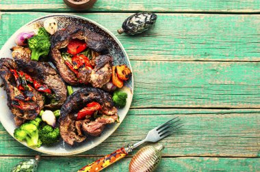 Sebzelerle doldurulmuş sığır eti. Köfte. Lezzetli Noel yemeği. Mesaj atmak için yer var.