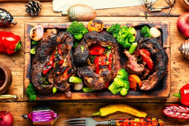 Sebzelerle doldurulmuş sığır eti. Yılbaşı yemeği. Eski ahşap arka planda dana köftesi.