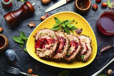 Sonbahar eriği ve fındık dilimlenmiş köfte. Etli börek.