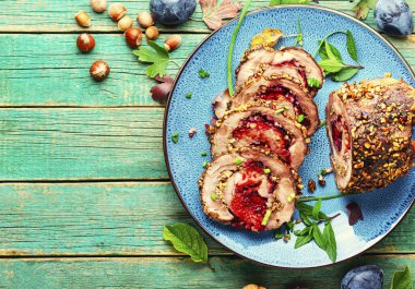 Sonbahar eriği ve fındıklı iştah açıcı rulo rosto. Porchta. Mesaj için yer var.