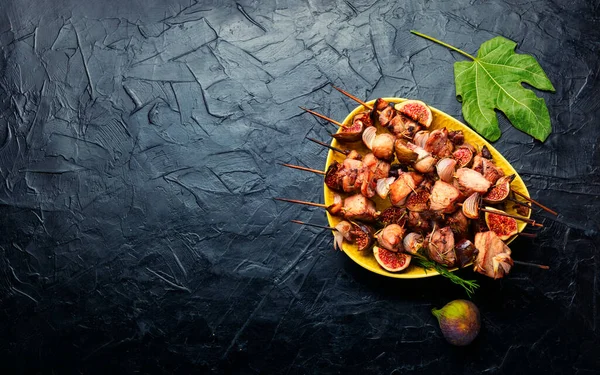 木製の串に揚げ鶏の肉 イチジクと鶏の胸肉ケバブ スペースをコピー — ストック写真