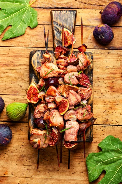 Kyckling Bröst Kebab Med Figs Tasty Bbq Gamla Trä Yta — Stockfoto
