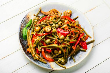 Bir tabak sıcak baharatlı sebze. Biber, domates ve kuşkonmaz mezesi. Meksika yemeği.