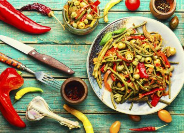 Bir tabak sıcak baharatlı sebze. Biber, domates ve kuşkonmaz mezesi. Meksika yemeği.