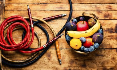 Meyveli taze tütsülenmiş nargile. Meyve tütünlü oryantal nargile.