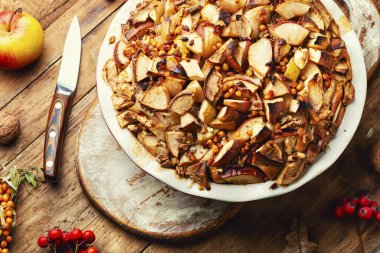 Elmalı, fındıklı ve dikenli sonbahar turtası. Charlotte kefir üzerinde.