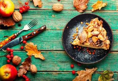 Elmalı, fındıklı ve dikenli sonbahar turtası. Charlotte kefir üzerinde.