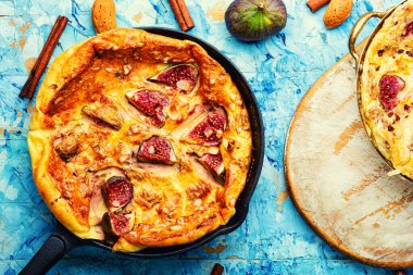 İncirli omlet ve tavada badem.