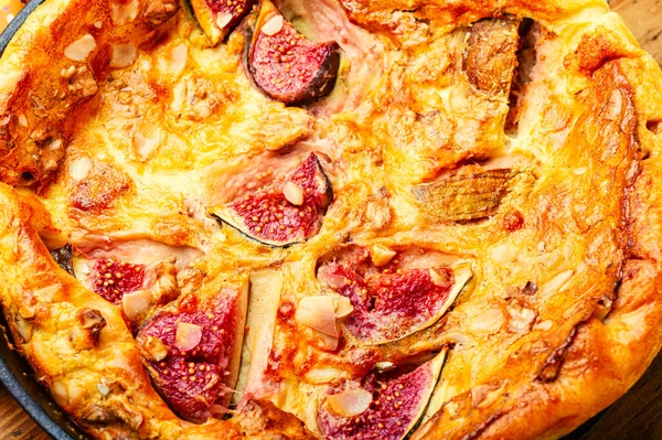 Smaklig Omelett Med Fikon Och Mandel Friska Frukost Närbild — Stockfoto