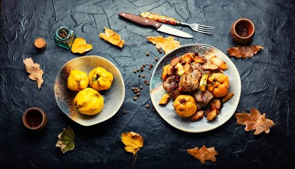 Stekt Fläskkött Med Höstkvitten Tallriken — Stockfoto