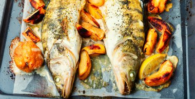 Ayva ve elmayla kızartılmış balık turna balığı.