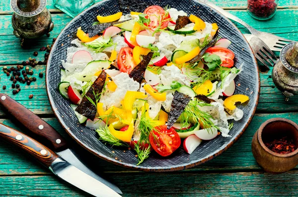 Salad Sayuran Sehat Segar Pada Kertas Nasi Salad Oriental Sayuran — Stok Foto