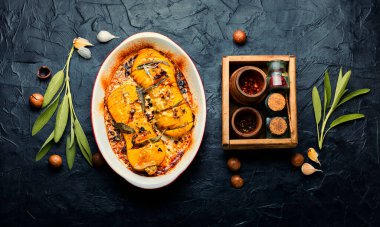 Adaçayı, kekik ve sarımsakla kızartılmış sonbahar balkabağı. Bitkilerle pişirilmiş balkabağı.