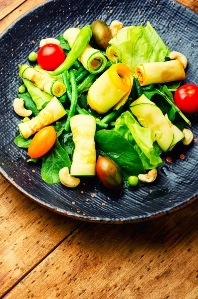 Salada Vegetal Abobrinha Feijão Espargos Ervilhas Tomates Nozes Salada Primavera — Fotografia de Stock