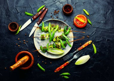 Brokolili sebze kebabı, yeşil bezelye ve bamya. Şişte kızartılmış sebze.