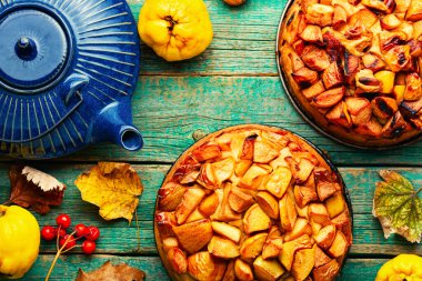 Eski ahşap yüzeyde popüler ayva turtası. Sonbahar hamur işleri