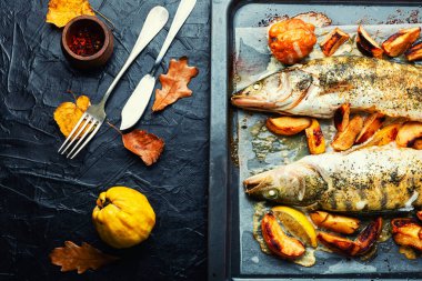 Sonbahar meyveleriyle pişirilmiş turna balığı. Beslenme ürünü.