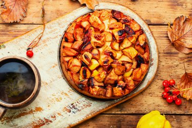 Kokulu sonbahar pastası ya da olgun elmalı kek.