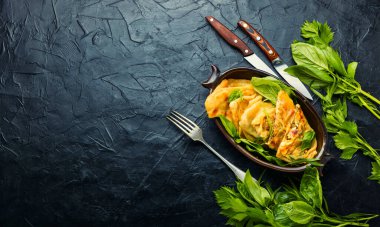 Taze otlarla doldurulmuş Azeyrbajan turtası. Kutub ya da kutab. Boşluğu kopyala