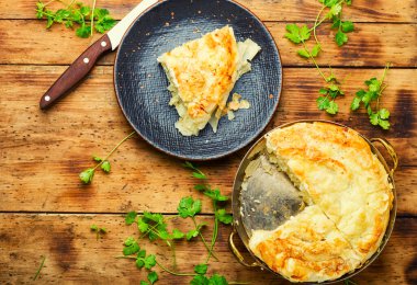 Peynirli ve süzme peynirli hamur turtası.