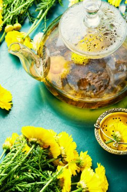 Kasımpatı çiçekli cam çaydanlık. Çiçek çayı. Bitkisel ilaçlar. Bitkisel ilaç ve homeopati. Bitki çayı..