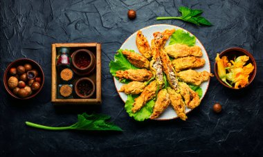 Peynir, fındık ve otlarla doldurulmuş kızarmış kabak çiçekleri.