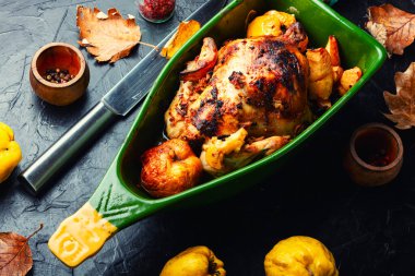 Fırında elmayla pişirilmiş tavuk. Sonbahar tarifi.