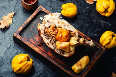 Fırında elmayla pişirilmiş tavuk eti..