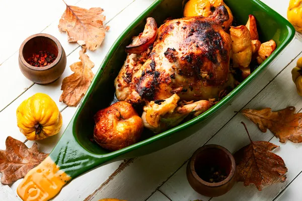 Frango Caseiro Assado Com Maçãs Assadeira — Fotografia de Stock