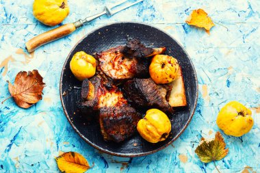 Sonbahar ayva pirzolası ile kızartılmış lezzetli sığır pirzolası..