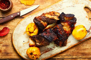 Sonbahar ayva pirzolası ile kızartılmış leziz sığır pirzolası..