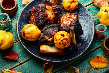 İştah açıcı et pirzolası. Sonbahar 15. yaş gününde ızgara. Kemikli sığır pirzolası.