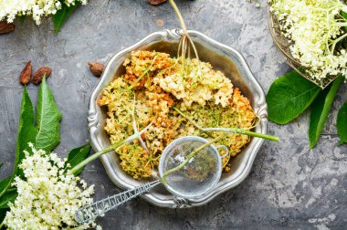 Pudra şekerli kavrulmuş mürver çiçeği.