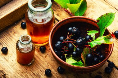 Bir sürü taze böğürtlen. Bitkisel ilaç ve homeopati.