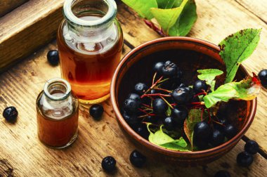 Bir sürü taze böğürtlen. Bitkisel ilaç ve homeopati.