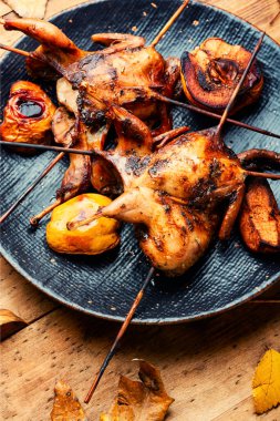 Şiş kebap bıldırcın eti ve sonbahar bıldırcını şiş şiş.