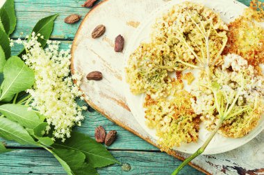 Pudra şekerli kızartılmış mürver çiçeği. Bahar çiçeği tatlısı