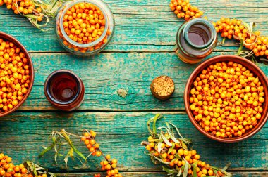 İyileşme özütü ya da deniz dikeninden yağ. Bitkisel ilaçlarda sonbahar meyvesi.